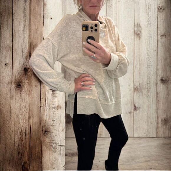 Cherish Apparel oversized, raw hem, cowl neck oatmeal colored top size Med - Picture 5 of 14